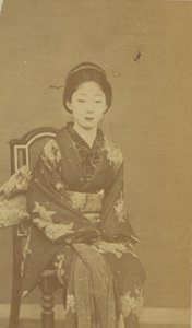 [Mulher japonesa sentada]. de Unknown artist