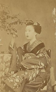 [Mulher japonesa sentada]. de Unknown artist