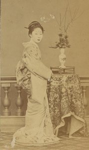 [Mulher japonesa de pé]. de Unknown artist