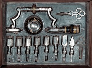 Trepan, ferramenta cirúrgica (berbequim) com acessórios. 1768 Paris, museu da história da medicina