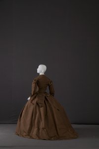 Vestido de enxoval (vista oblíqua das costas) de Unknown artist