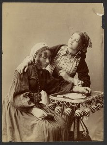 [Duas mulheres à secretária]. de Unknown artist