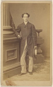 [Homem não identificado de luvas, segurando um chapéu de palha na mão esquerda, de pé]. de Unknown artist