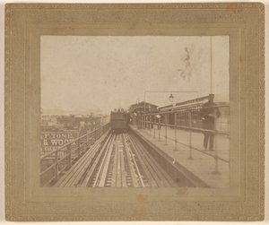 [Vista de um comboio a sair da estação]. de Unknown artist
