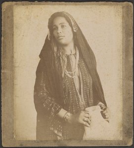 [Jovem mulher com véu]. de Unknown artist