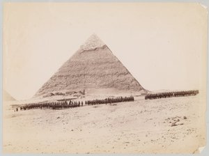 XIX Hussardos formaram-se na frente de uma pirâmide em Gizé, Egito, 1882 por volta de de Unknown