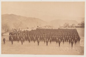 4º Regimento Gurkha (Rifle) em desfile de Unknown photographer