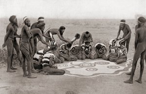 Uma cerimónia Totemic da Tribo de Warramunga, Austrália de Unknown photographer