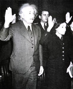 Albert Einstein e a sua enteada Margot fazem o juramento de cidadania americana, Nova Jérsia de Unknown photographer