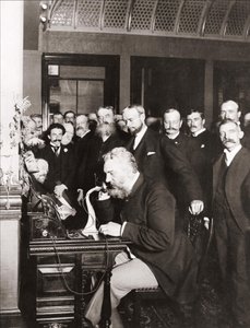 Alexandre Graham Bell (1847-1922) na inauguração da linha de longo curso de Nova York a Chicago, 18 de outubro de Unknown photographer