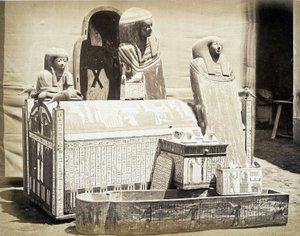 Estátuas arqueológicas encontradas no Egipto - no "Álbum de fotografias do 1º Museu do Cairo" fundado por Auguste Mariette Bey de Unknown photographer