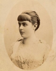 Baronesa Marie Alexandrine "Mary" von Vetsera (19 de março de 1871 - 30 de janeiro de 1889) (foto) de Unknown photographer