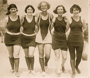 Beldades de braço dado na praia (foto) de Unknown photographer