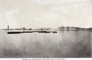 Barcos no meio do mar com parte da cidade de Alexandria como pano de fundo, no Egipto de Unknown photographer