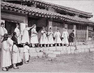 Bowmen no velho palácio de Seul, Coreia, final do século XIX de Unknown photographer