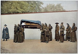 Irmãos de uma compota caritativa levando uma pessoa doente ao hospital, na Itália, no final do século XIX. de Unknown photographer