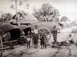 Cambojanos na estrada de Angkor Vat de Unknown photographer