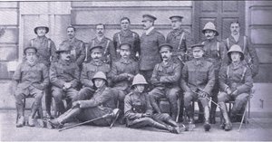 Coronel Owen, Major Boole-Smith e os outros oficiais da Guarda dos Dragões, de After Pretoria: The Guerilla War publicado por Harmsworth Bros Limited de Unknown photographer