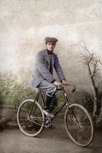 Fernand Ochse numa bicicleta, França, cerca de 1920 (foto) de Unknown photographer
