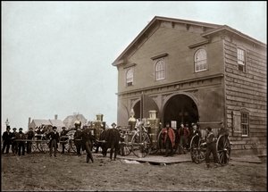 Bombeiros a posar em frente ao quartel, Alexandria. Virgínia, Estados Unidos. 1863. Fotografia de Unknown photographer