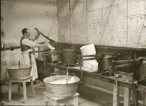 França, Centro, Indre-et-Loire (37), Tours: Laboratoire Metadier: um homem prepara os moldes para o fabrico das pastilhas de Kalmine de Unknown photographer