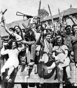 Franco-atiradores partidários franceses a libertar uma aldeia na Normandia, junho-julho de 1944 (fotografia a preto e branco) de Unknown photographer