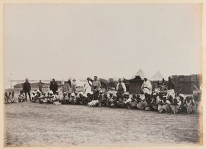 Grupo de nativos, Ordnance Store, Suakin, 1884 por volta de de Unknown