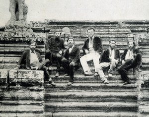 Retrato de grupo de membros da Expedição de Exploração Mekong 1866-1868 (Garnier, Doudart de Lagrée) nos degraus da cuba Angkor. de Unknown photographer
