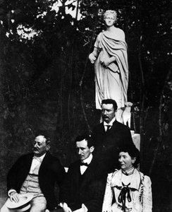 Guglielmo Marconi (1874-1937), físico e inventor italiano com seus pais e irmão Alfonso em Pontecchio em 1897. de Unknown photographer
