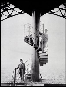 Gustave Eiffel e seu genro Adolphe Salles na escadaria da Torre Eiffel, Paris