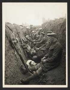 Territoriais de Highland numa trincheira [La Gorgue, França]. 5 de agosto de 1915. de Unknown photographer