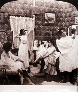 Interior de um bordel no final do século XIX. de Unknown photographer
