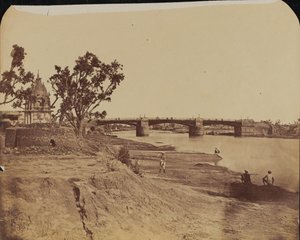Ponte de ferro com pilares de pedra, com civis em primeiro plano, Rio Gumti, Lucknow de Unknown photographer