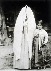 Mulher coreana e jovem rapariga de Unknown photographer
