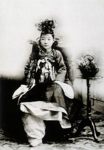 Mulher coreana em vestido de noiva tradicional de Unknown photographer