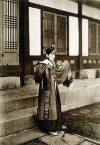 Dançarina Kusang Coreenne (final do século XIX). de Unknown photographer