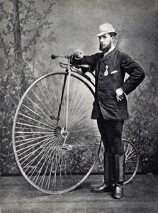 Homem posando com o grande bi (grand bi), o ancestral do velocipede. Fotografia, final do século XIX, Paris. Coll. Selva. de Unknown photographer