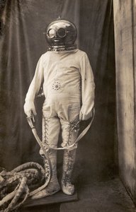 Homem com fato de mergulho para o proteger do fogo de Unknown photographer