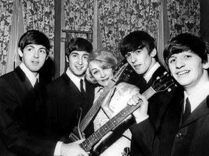 Marlene Dietrich com a banda Beatles Paul McCartney John Lennon George Harrison e Ringo Starr novembro de 1963 de Unknown photographer