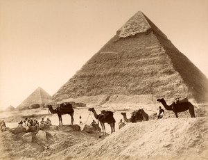 Homens e camelos em frente à pirâmide de Chefren de Unknown photographer
