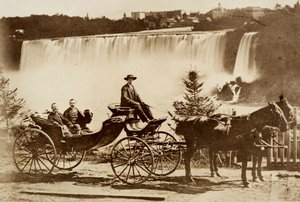 Homens numa carruagem pararam perto de uma cascata. de Unknown photographer