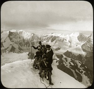 Montanhismo no final do século XIX ou início do século XX: grupo de montanhistas no cume do Wetterhorn (literalmente "Corno do Tempo", 3,692 m), cume do maciço de Wetterhorner, Alpes Berneses, Cantão de Berna, Suíça - escalada, cordeiro - fotog de Unknown photographer