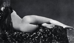 Mulher nua deitada por volta de 1860 Fotografia anónima