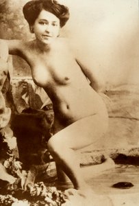 Retrato nu de uma jovem mulher a sair de uma banheira. de Unknown photographer