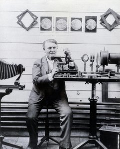 Foto de Thomas-Alwa Edison em frente ao seu fonógrafo. de Unknown photographer