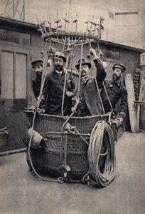 Encenação fotográfica com um balão de ar quente. Fotografia, final do século XIX, Paris. Col. Selva. de Unknown photographer