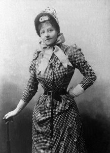 Retrato de Gyp (Sibylle Gabrielle Marie Antoinette Riquetti de Mirabeau, Condessa de Martel de Janville) (1849-1932), romancista francesa, escreveu mais de 120 livros, incluindo "Ce que femme veut", em 1883. Ela é a sobrinha-neta de Mirabeau. Fotografia de Unknown photographer