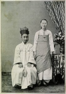 Retrato de um funcionário público Coreen e sua esposa no final do século XIX. de Unknown photographer