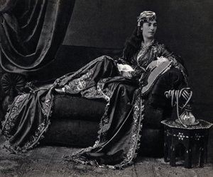 Retrato de uma senhora turca. Fotografia, final do século XIX, Paris. Col. Selva. de Unknown photographer