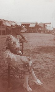 Retrato de uma mulher na praia em Viareggio de Unknown photographer